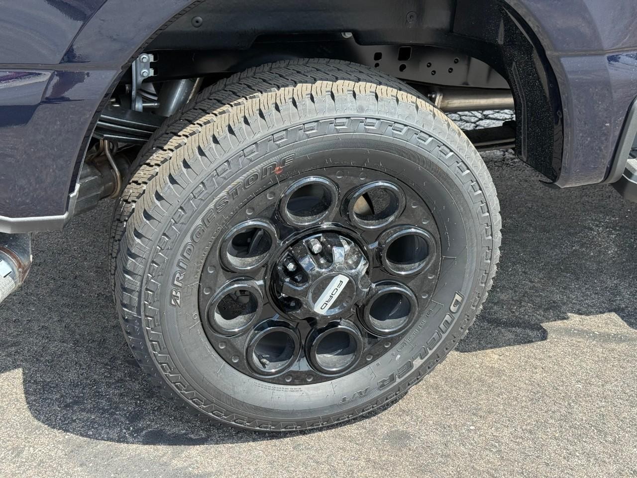 Ford Super Duty F-250 SRW Vehicle Full-screen Gallery Image 04