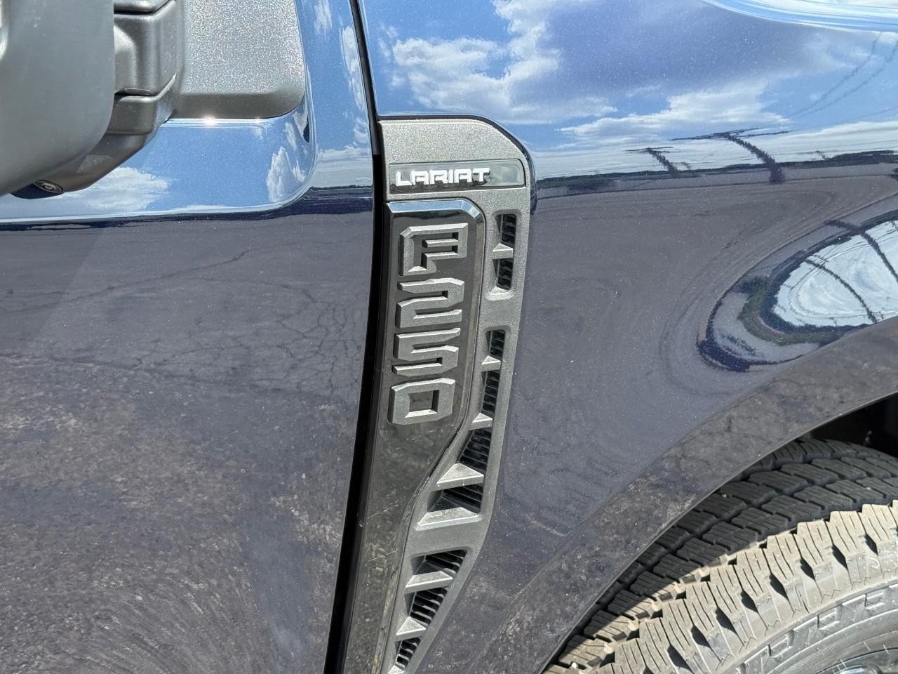 Ford Super Duty F-250 SRW Vehicle Full-screen Gallery Image 05