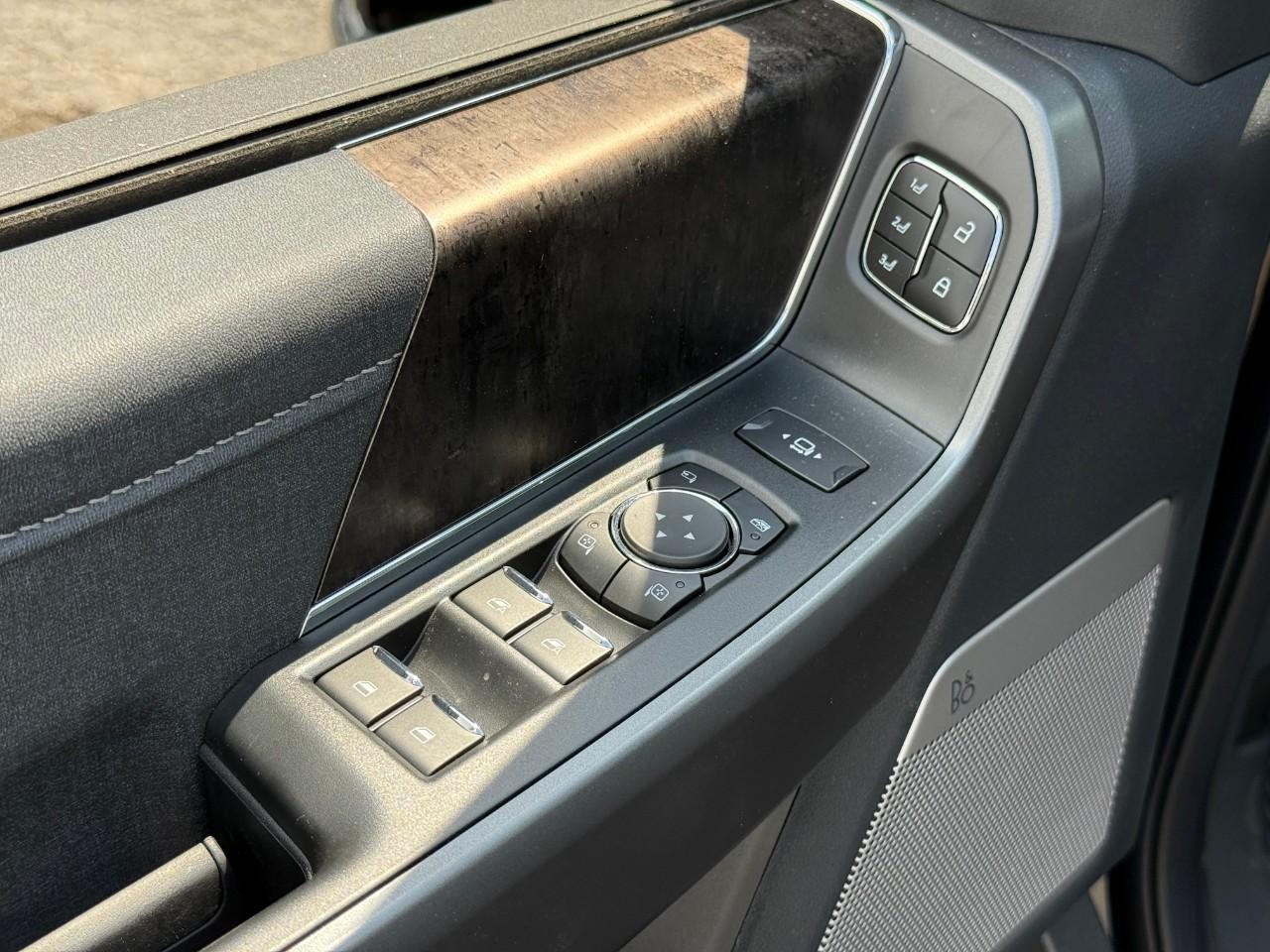 Ford Super Duty F-250 SRW Vehicle Full-screen Gallery Image 06