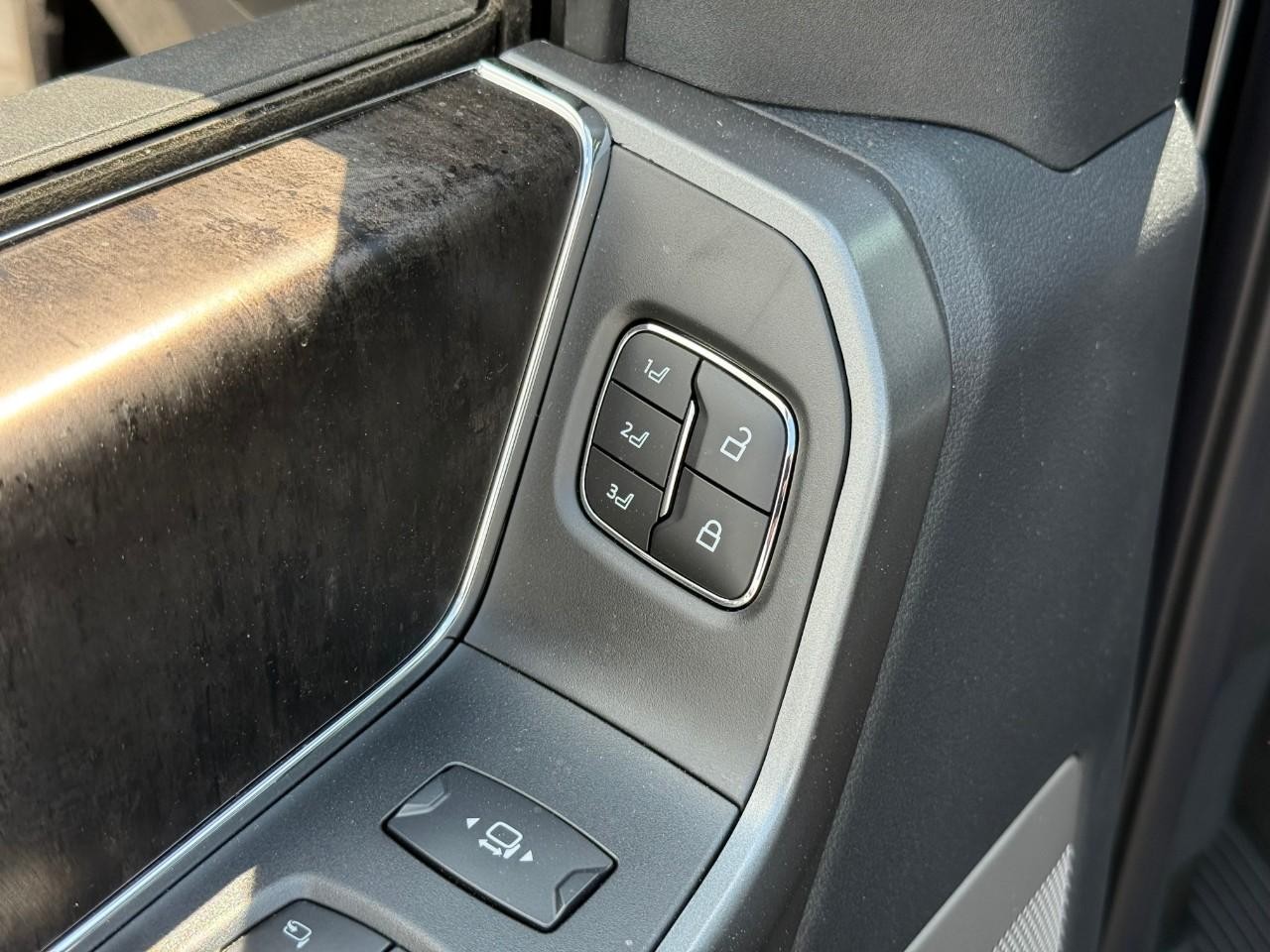 Ford Super Duty F-250 SRW Vehicle Full-screen Gallery Image 07