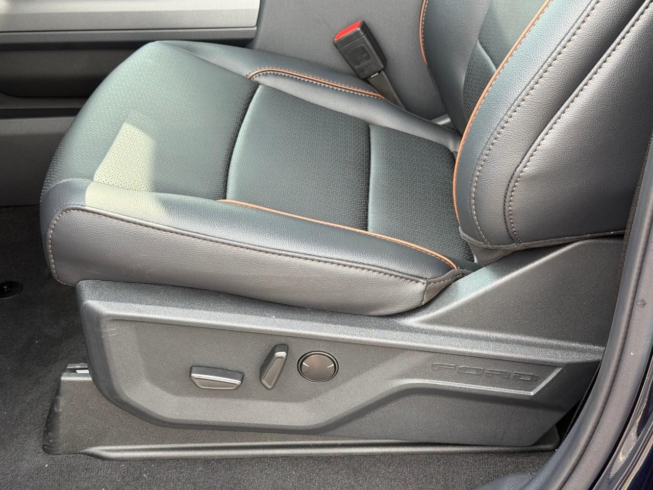 Ford Super Duty F-250 SRW Vehicle Full-screen Gallery Image 08