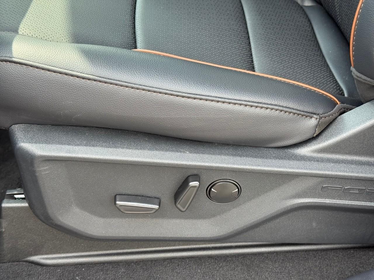 Ford Super Duty F-250 SRW Vehicle Full-screen Gallery Image 09