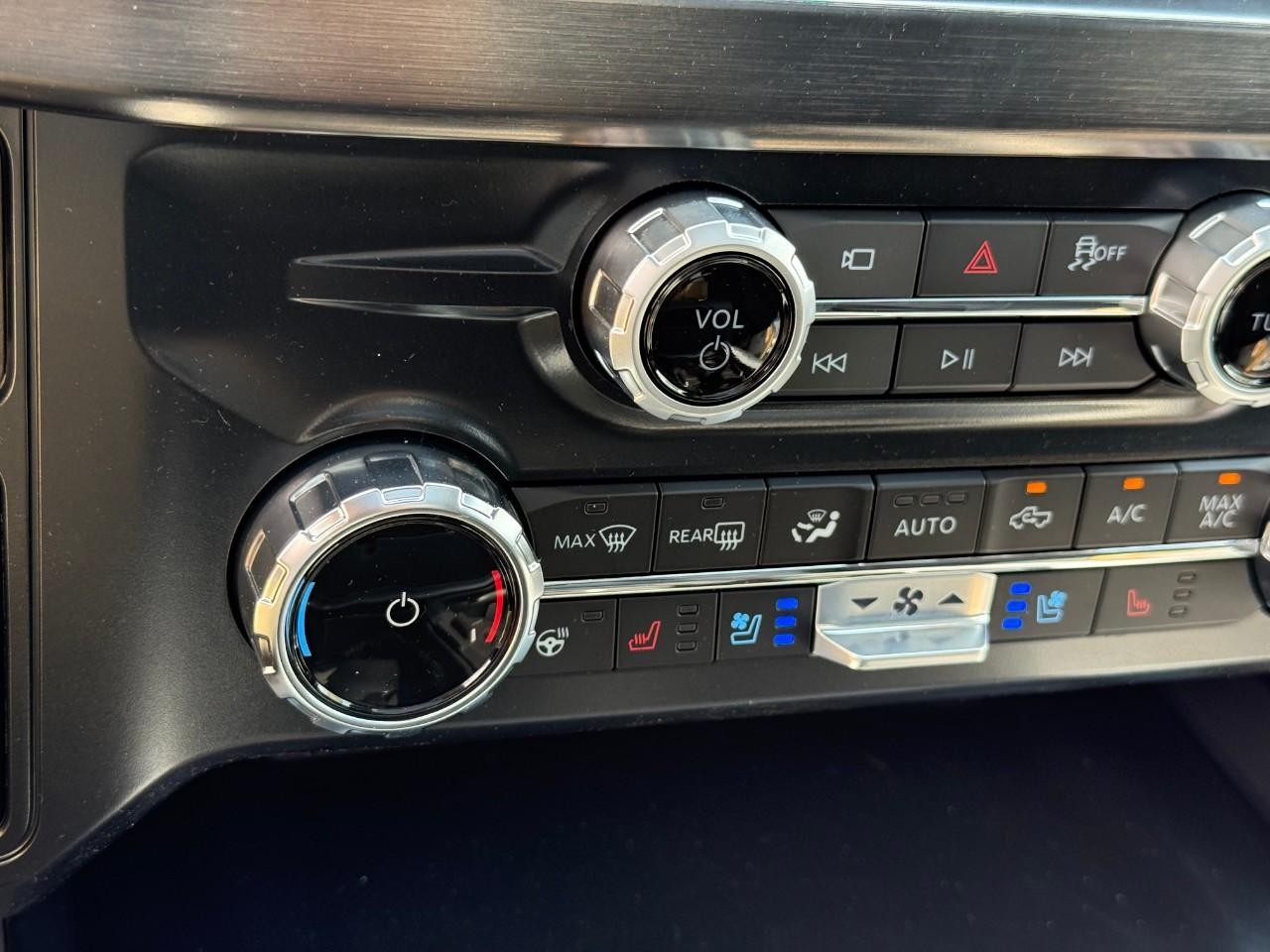 Ford Super Duty F-250 SRW Vehicle Full-screen Gallery Image 12