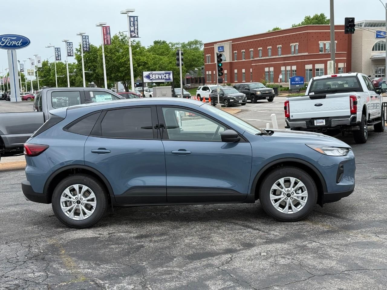 Ford Escape Vehicle Full-screen Gallery Image 02