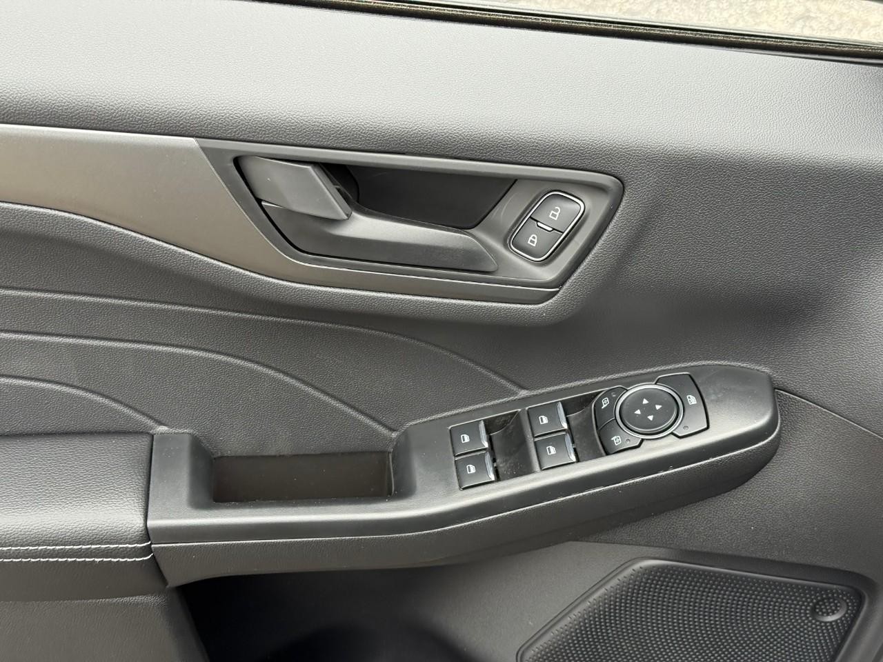 Ford Escape Vehicle Full-screen Gallery Image 10