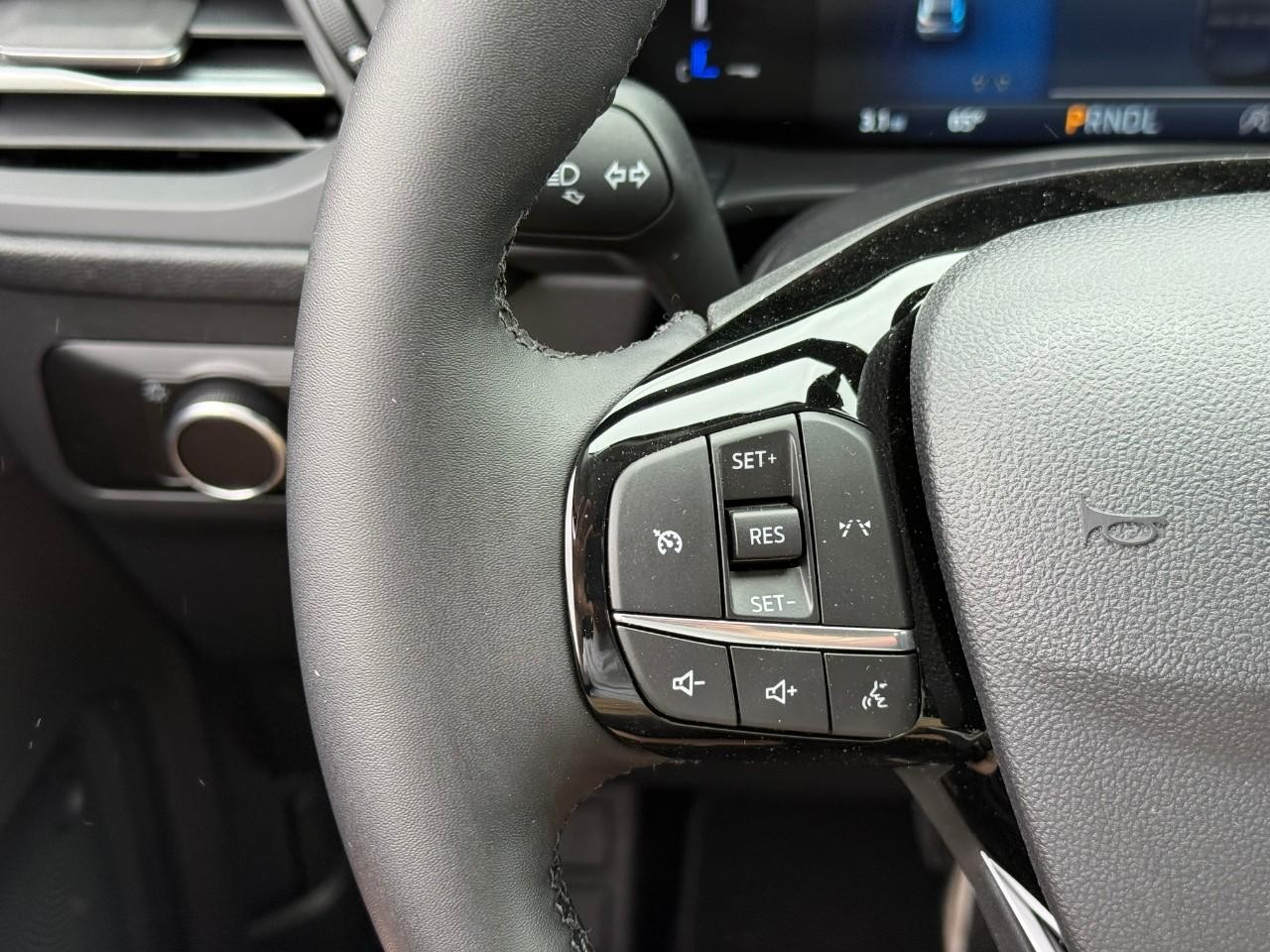 Ford Escape Vehicle Full-screen Gallery Image 12