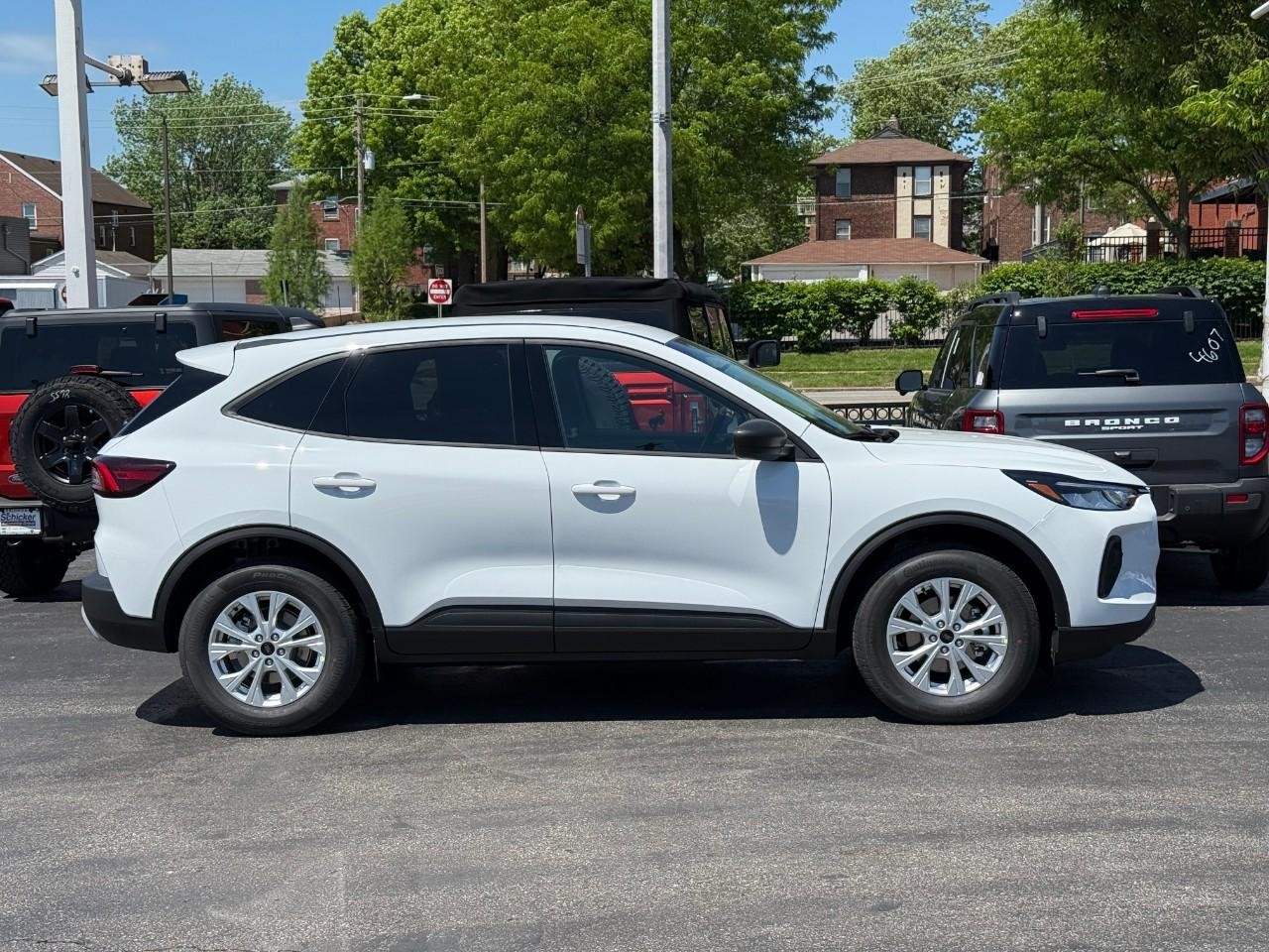 Ford Escape Vehicle Full-screen Gallery Image 02