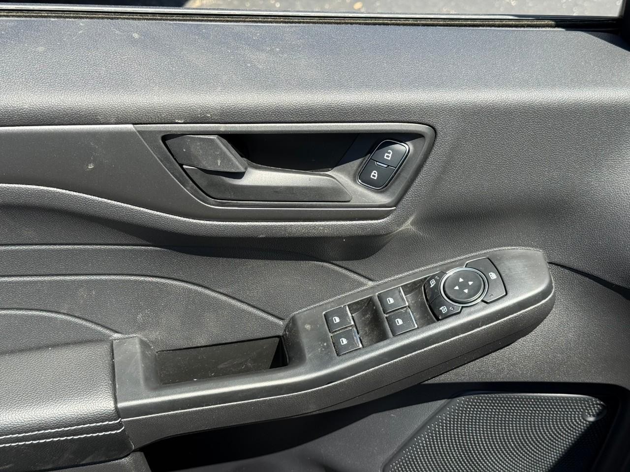 Ford Escape Vehicle Full-screen Gallery Image 12