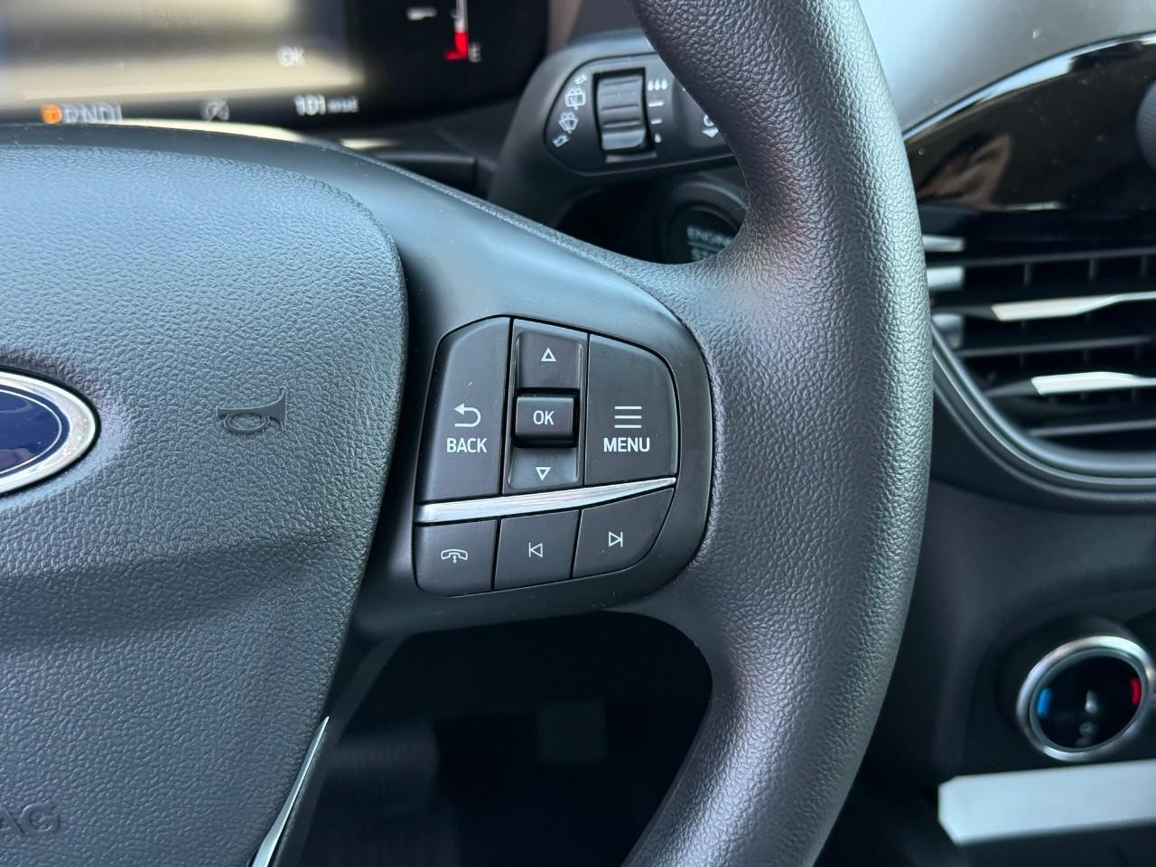 Ford Escape Vehicle Full-screen Gallery Image 15