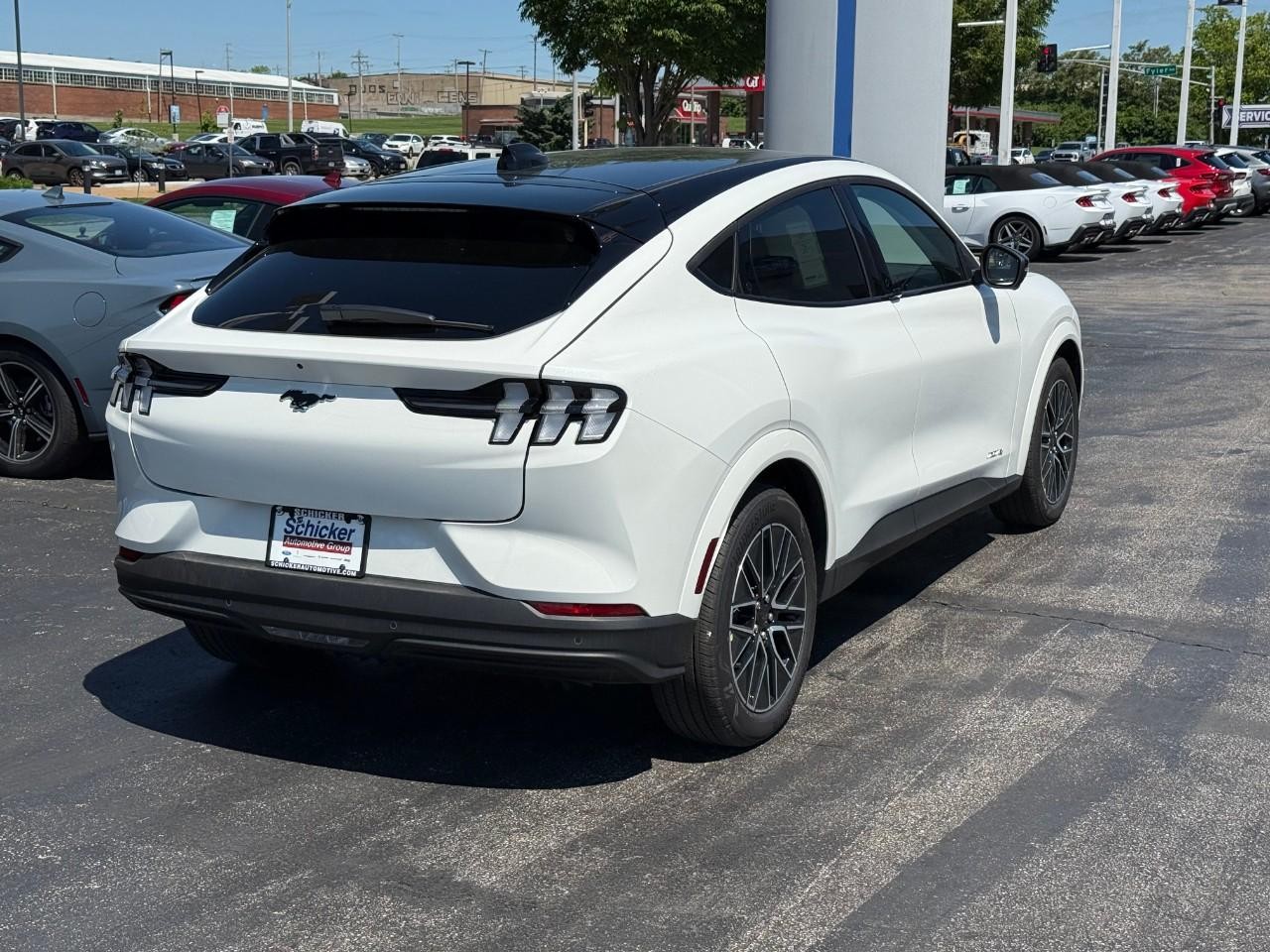 Ford Mustang Mach-E Vehicle Full-screen Gallery Image 03