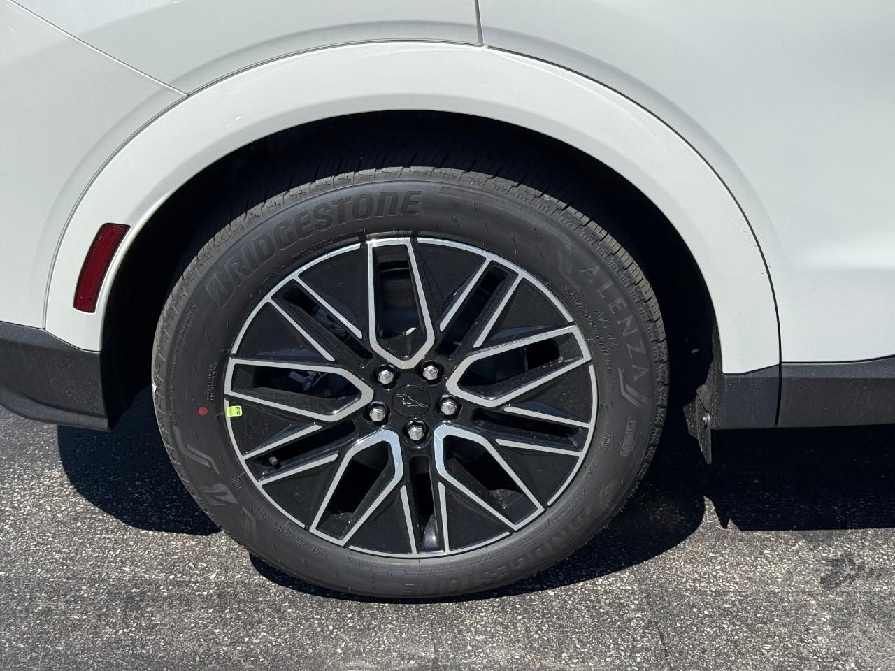 Ford Mustang Mach-E Vehicle Full-screen Gallery Image 04