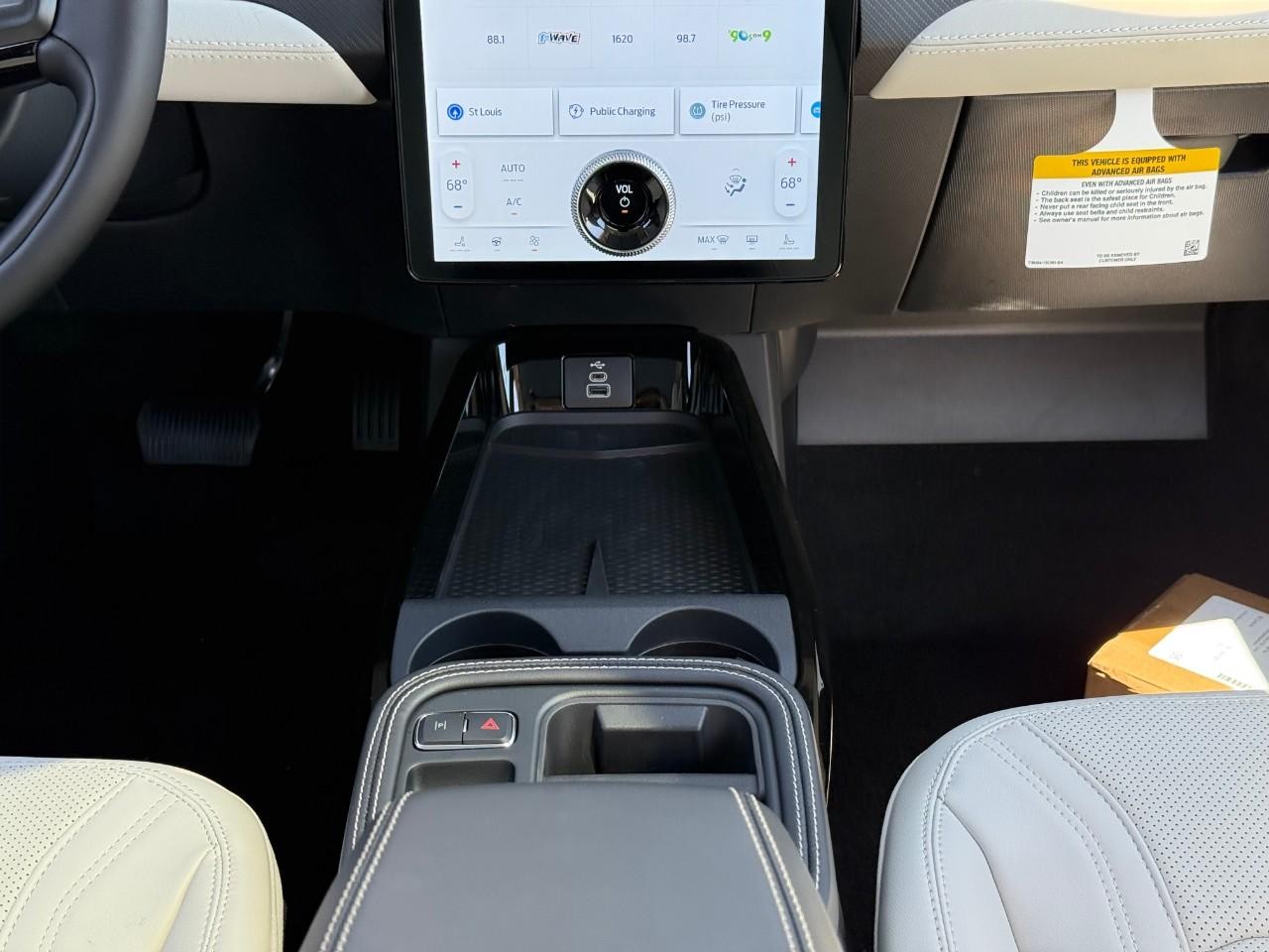 Ford Mustang Mach-E Vehicle Full-screen Gallery Image 09