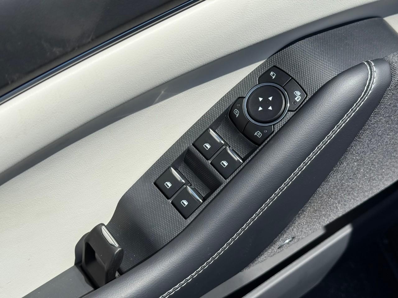 Ford Mustang Mach-E Vehicle Full-screen Gallery Image 10