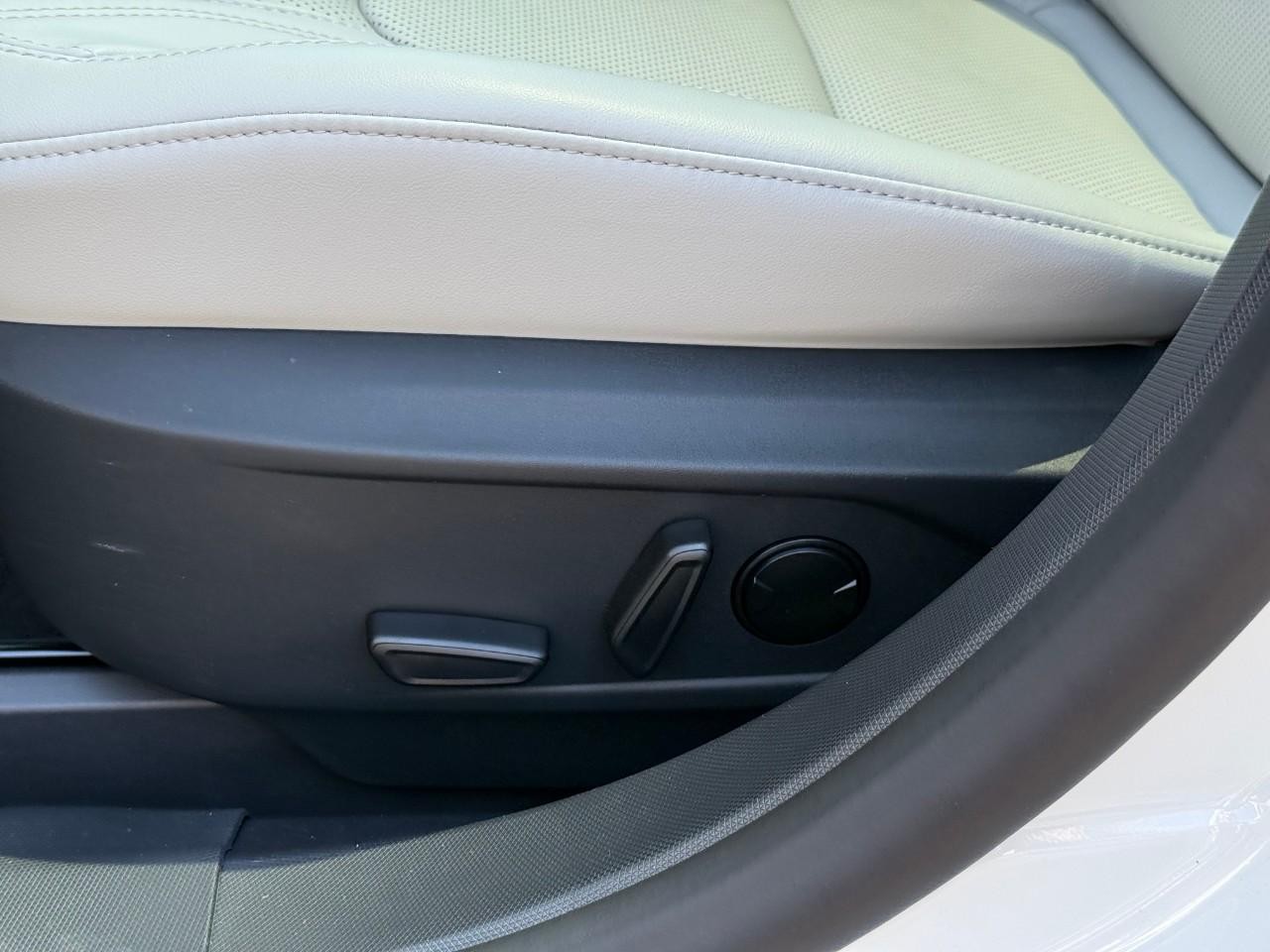 Ford Mustang Mach-E Vehicle Full-screen Gallery Image 13