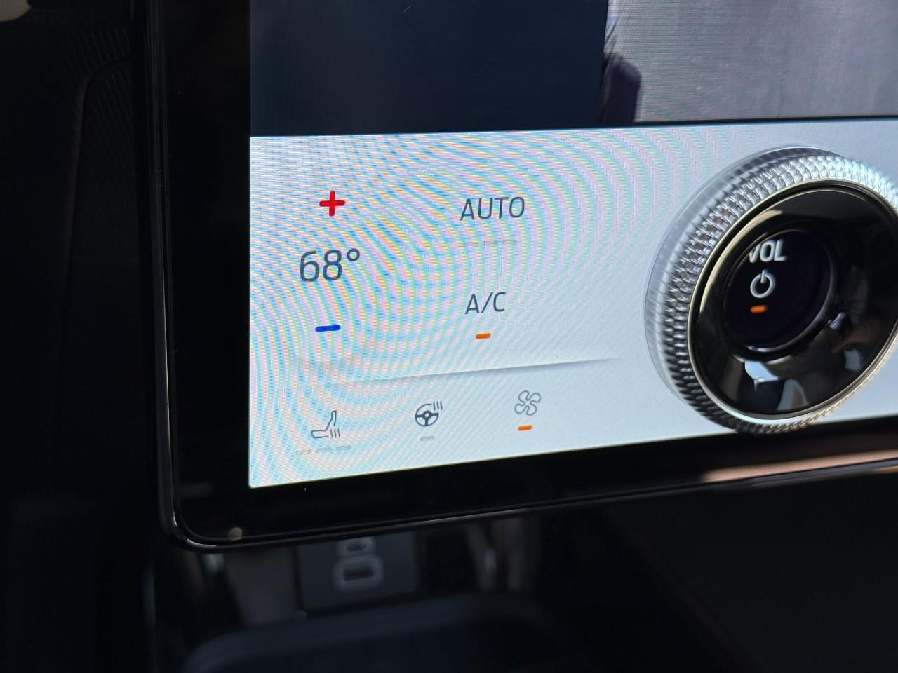 Ford Mustang Mach-E Vehicle Full-screen Gallery Image 16