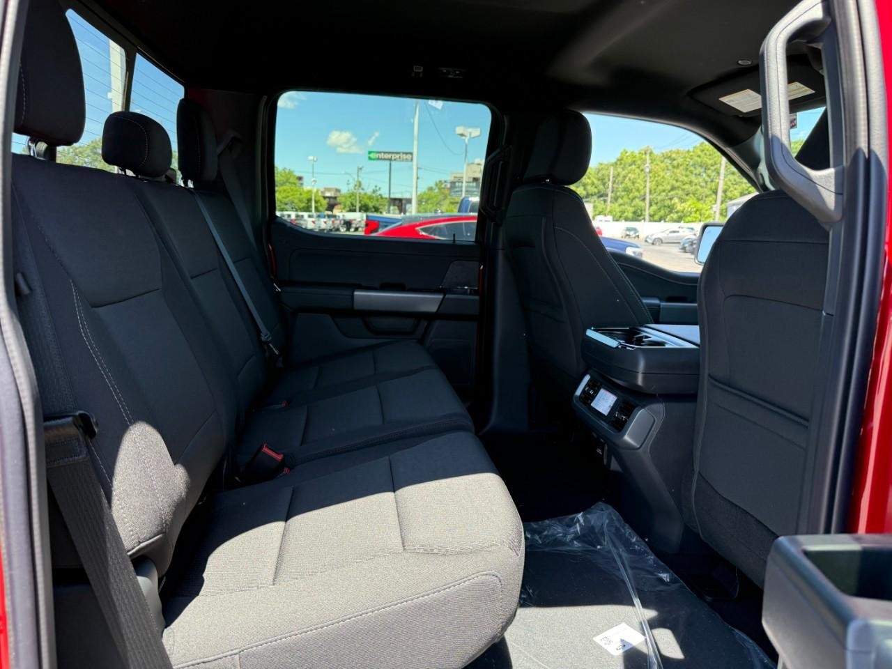 Ford F-150 Vehicle Full-screen Gallery Image 05