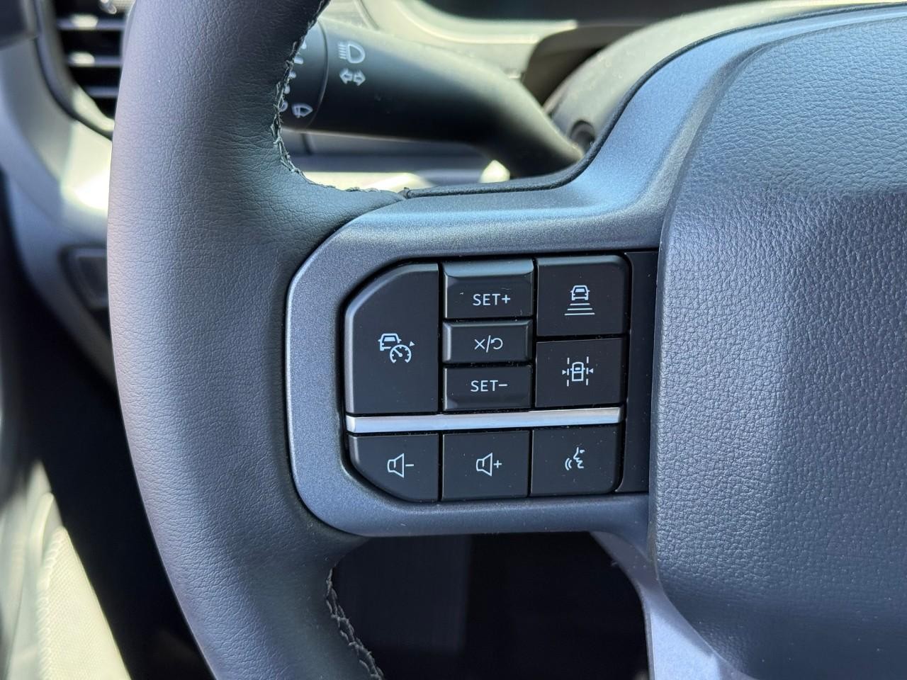 Ford F-150 Vehicle Full-screen Gallery Image 12