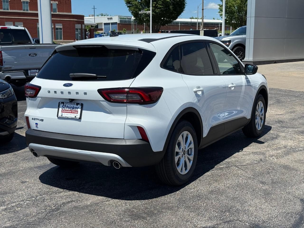 Ford Escape Vehicle Full-screen Gallery Image 03