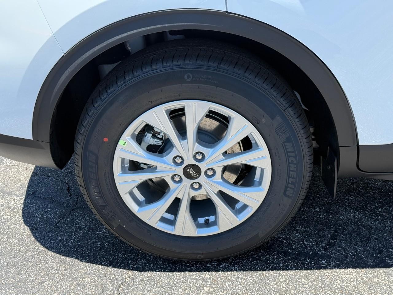 Ford Escape Vehicle Full-screen Gallery Image 04