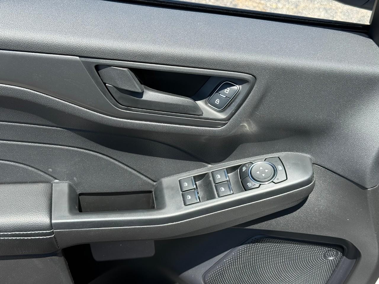 Ford Escape Vehicle Full-screen Gallery Image 11