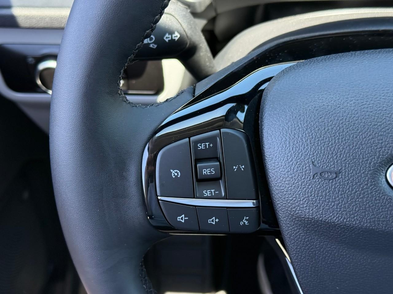 Ford Escape Vehicle Full-screen Gallery Image 13