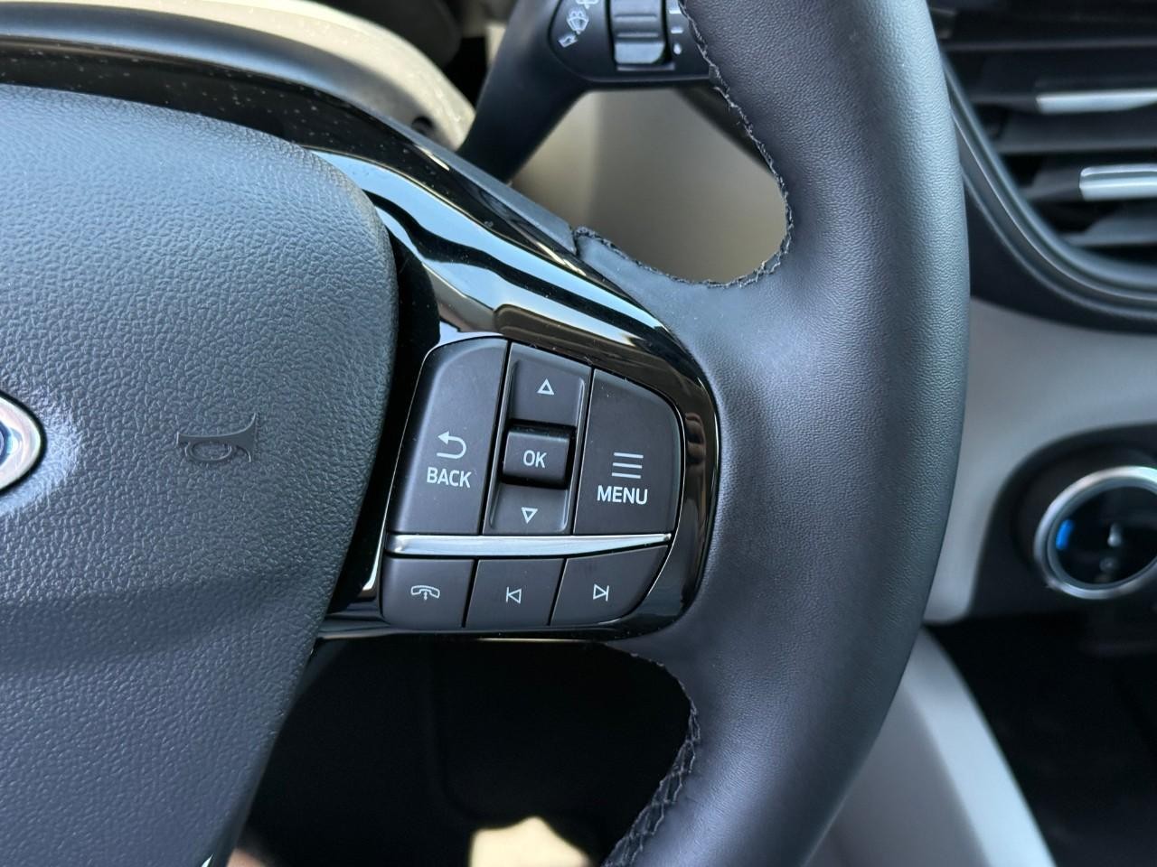 Ford Escape Vehicle Full-screen Gallery Image 14