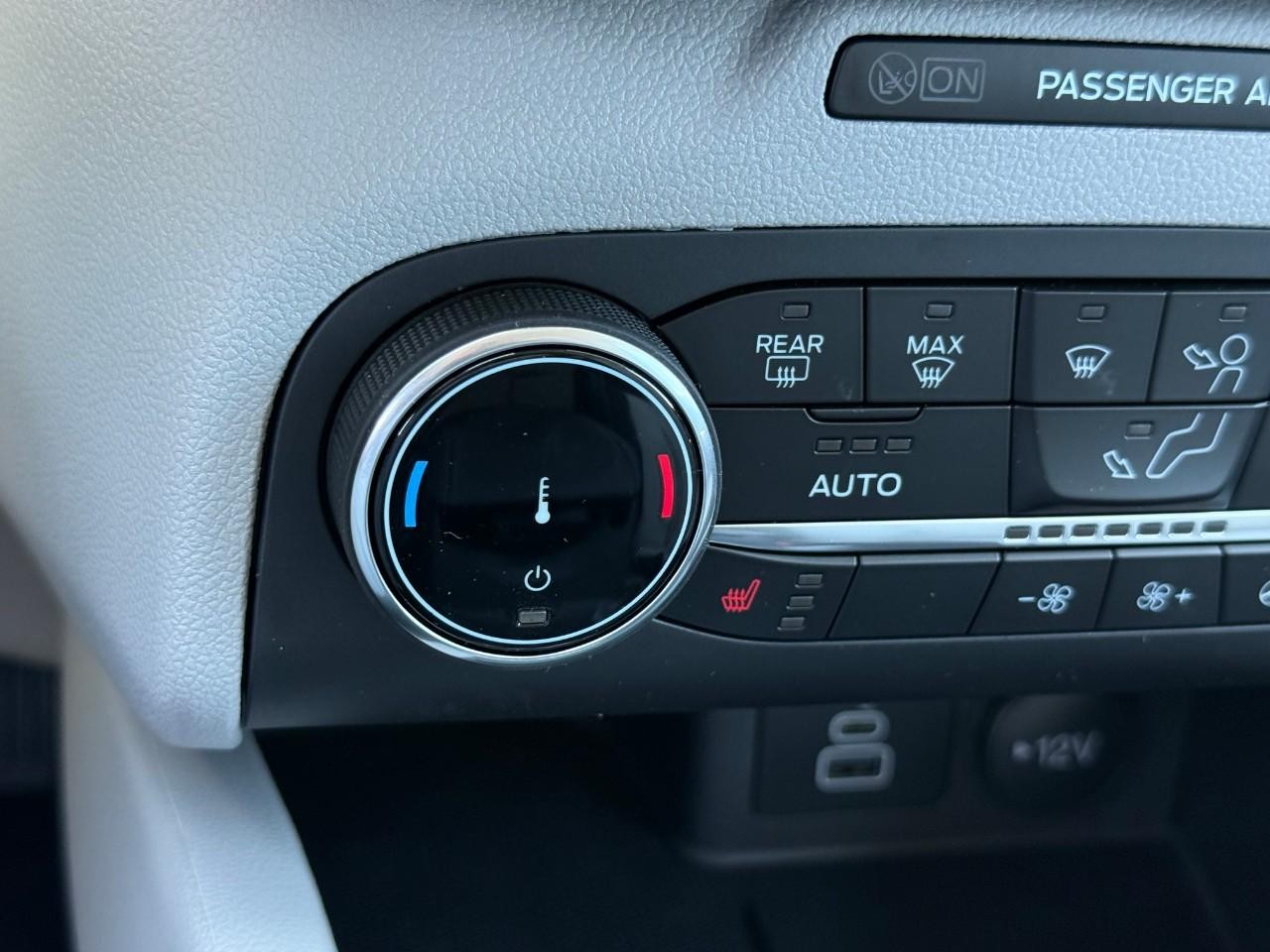 Ford Escape Vehicle Full-screen Gallery Image 16