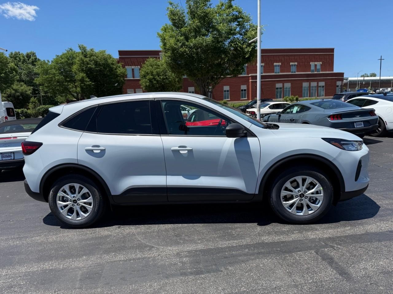 Ford Escape Vehicle Full-screen Gallery Image 02