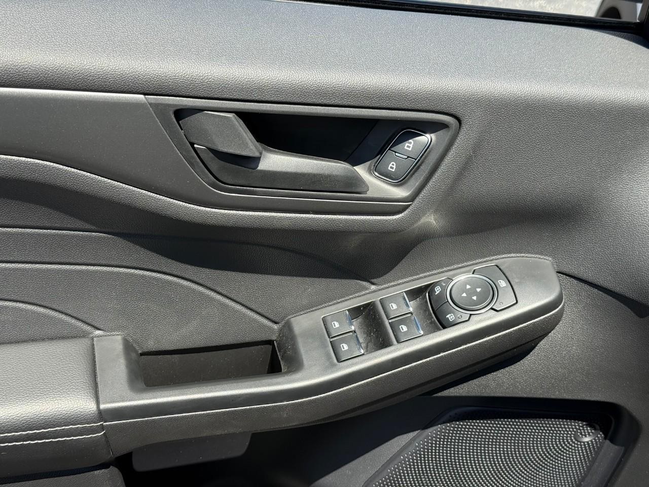 Ford Escape Vehicle Full-screen Gallery Image 11