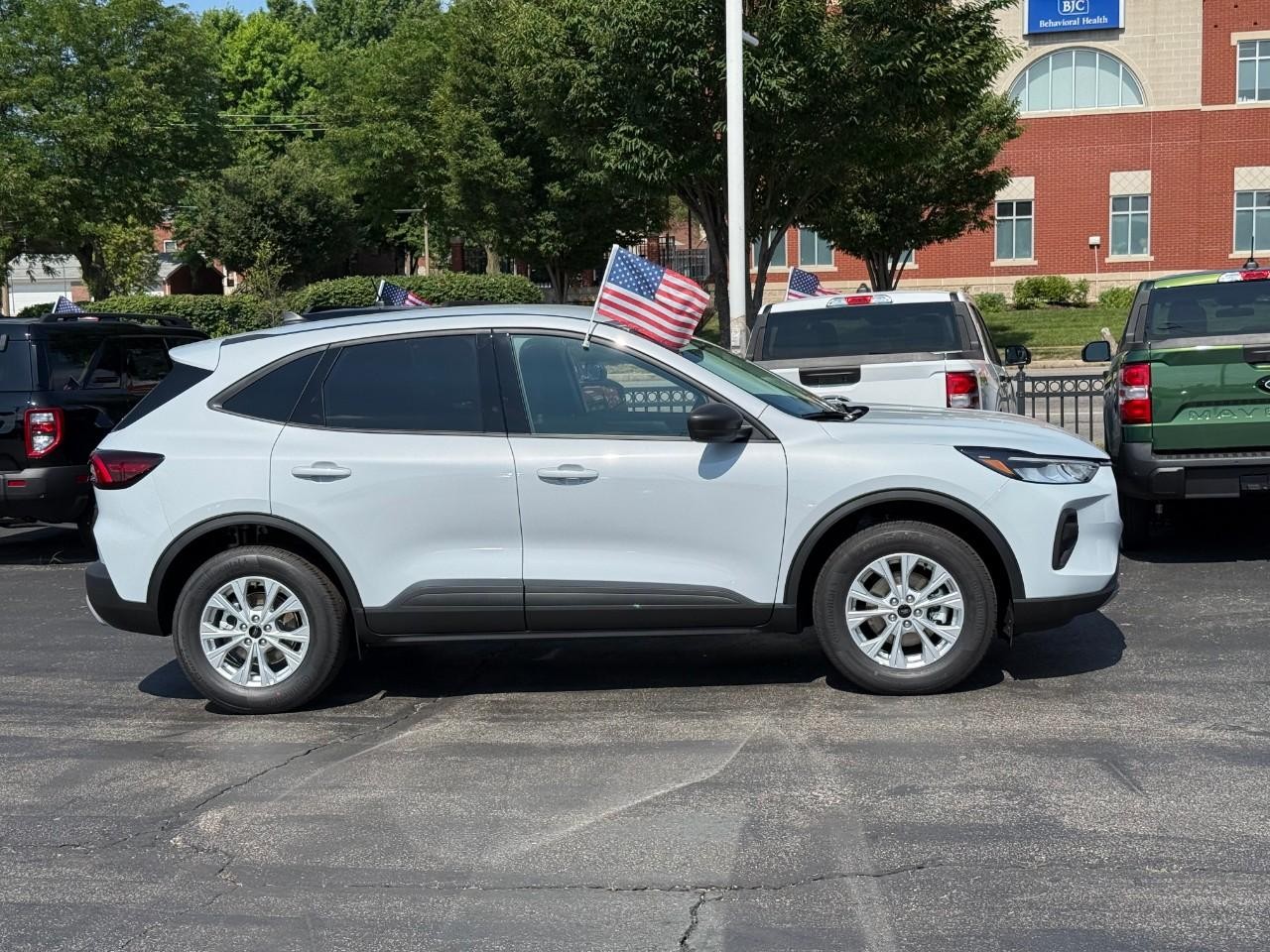 Ford Escape Vehicle Full-screen Gallery Image 02