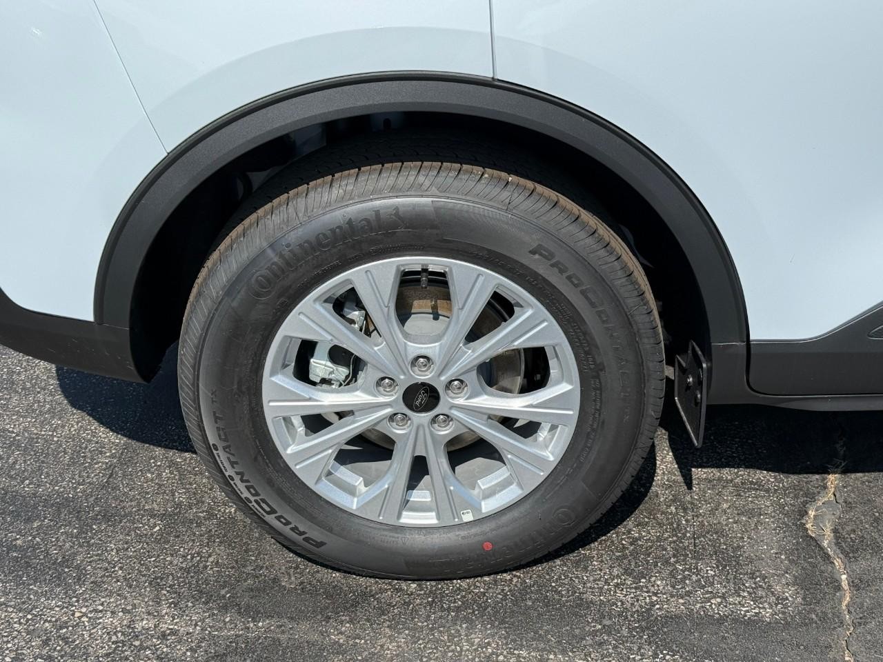 Ford Escape Vehicle Full-screen Gallery Image 05