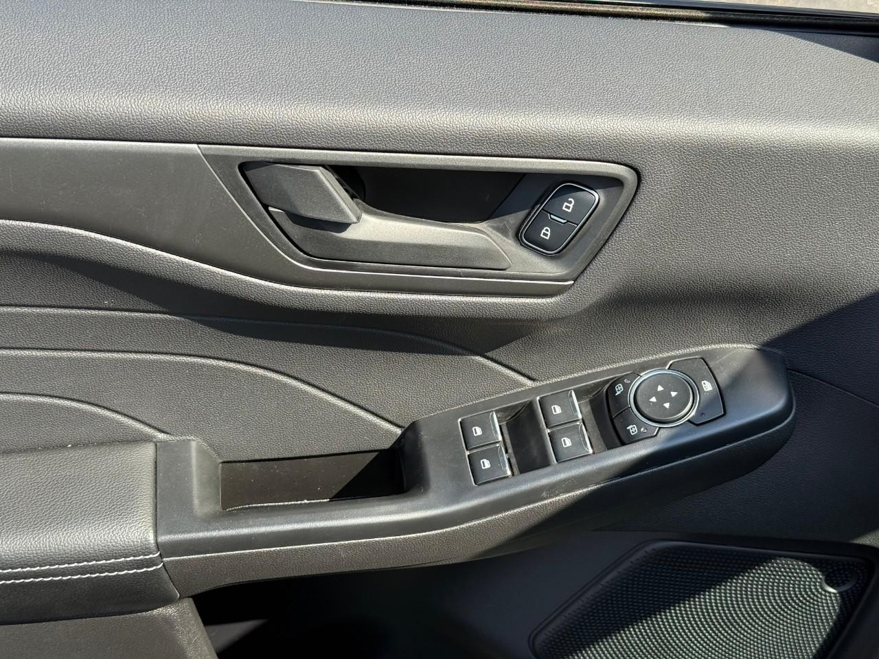 Ford Escape Vehicle Full-screen Gallery Image 12