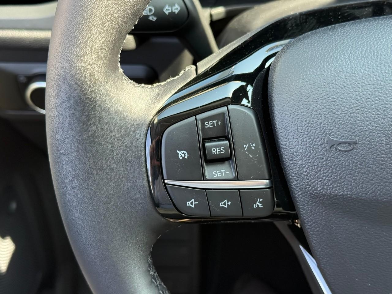 Ford Escape Vehicle Full-screen Gallery Image 14