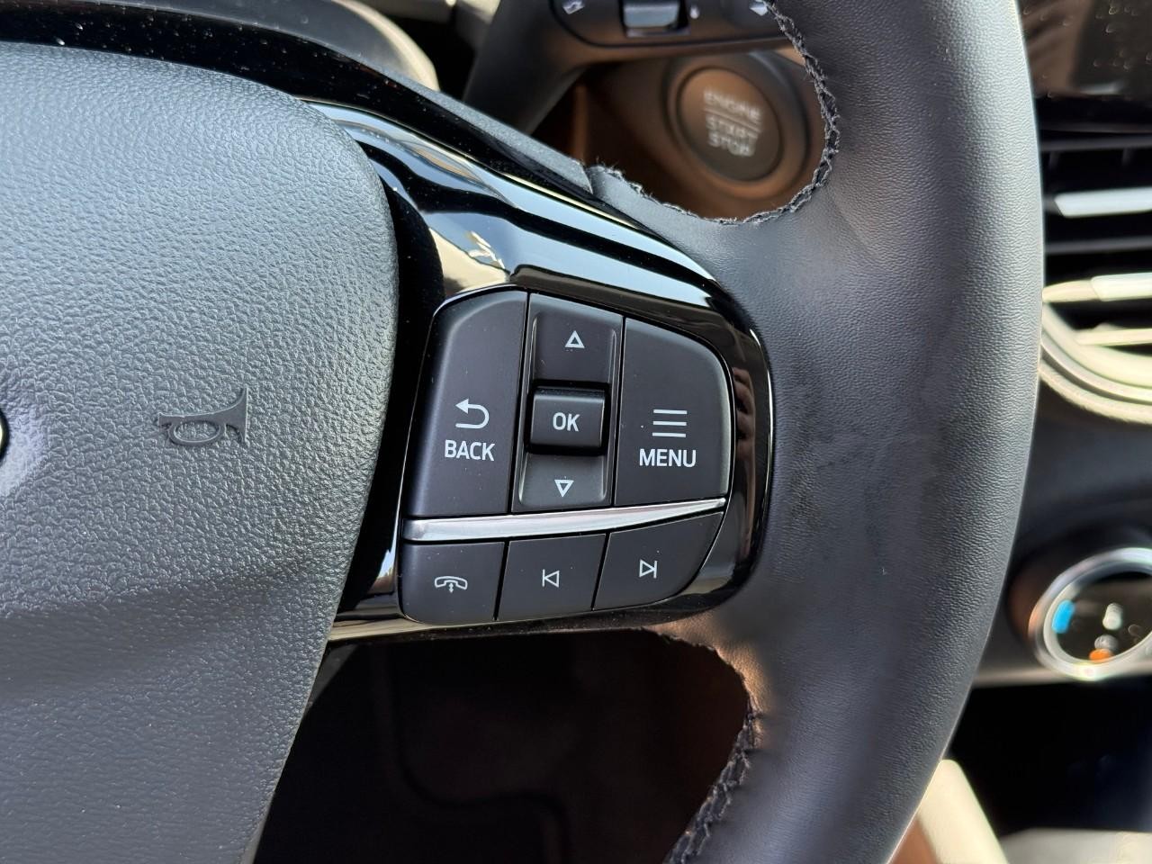 Ford Escape Vehicle Full-screen Gallery Image 15