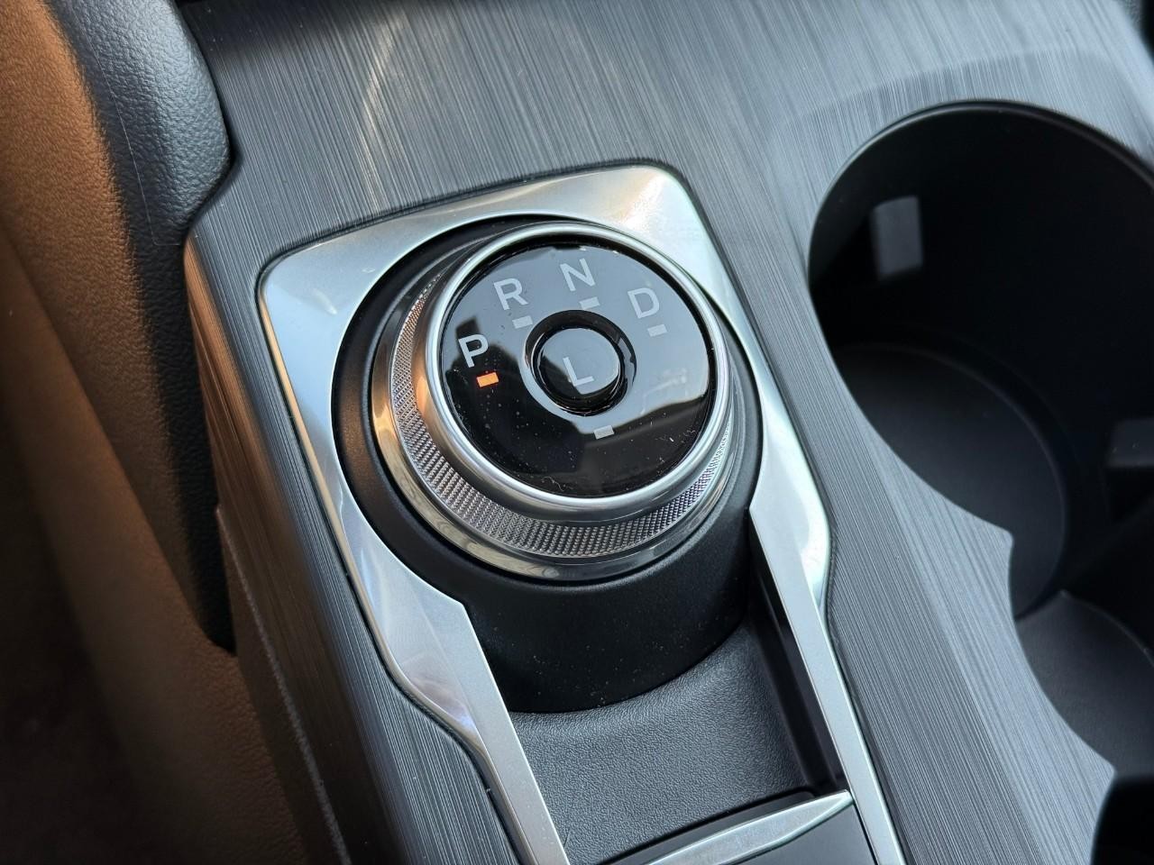 Ford Escape Vehicle Full-screen Gallery Image 16