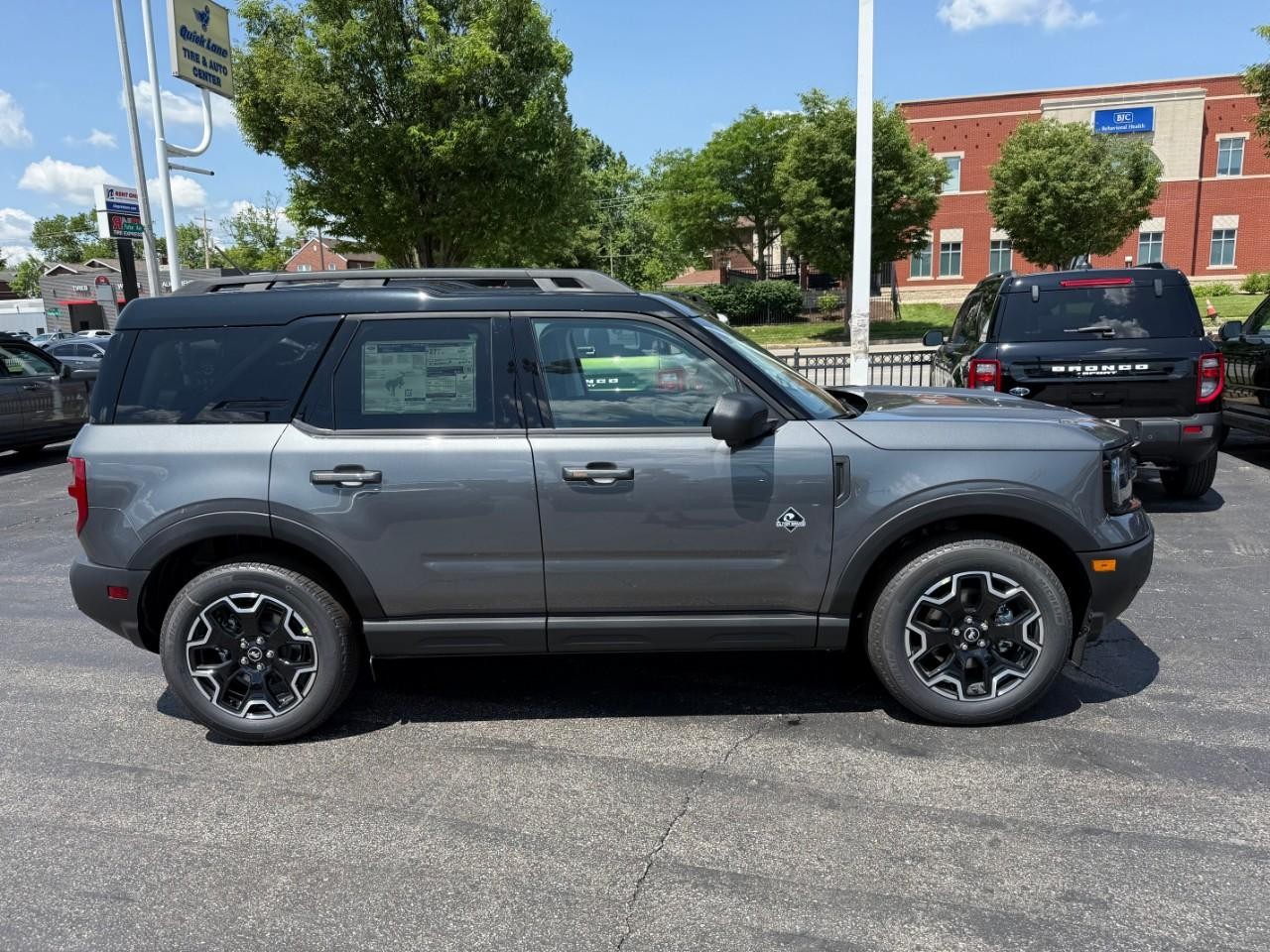 Ford Bronco Sport Vehicle Full-screen Gallery Image 02