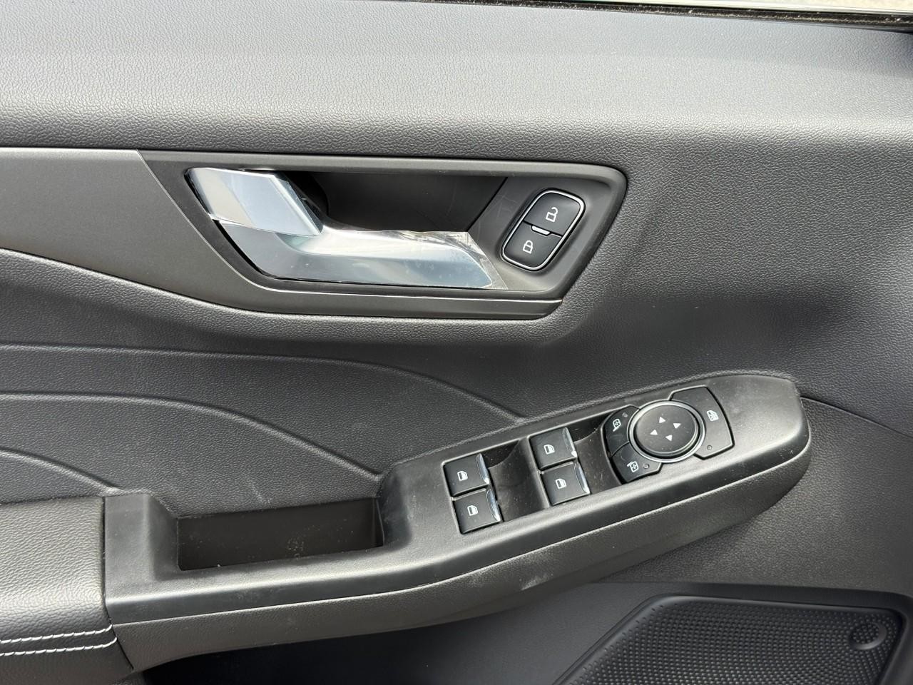 Ford Escape Vehicle Full-screen Gallery Image 09