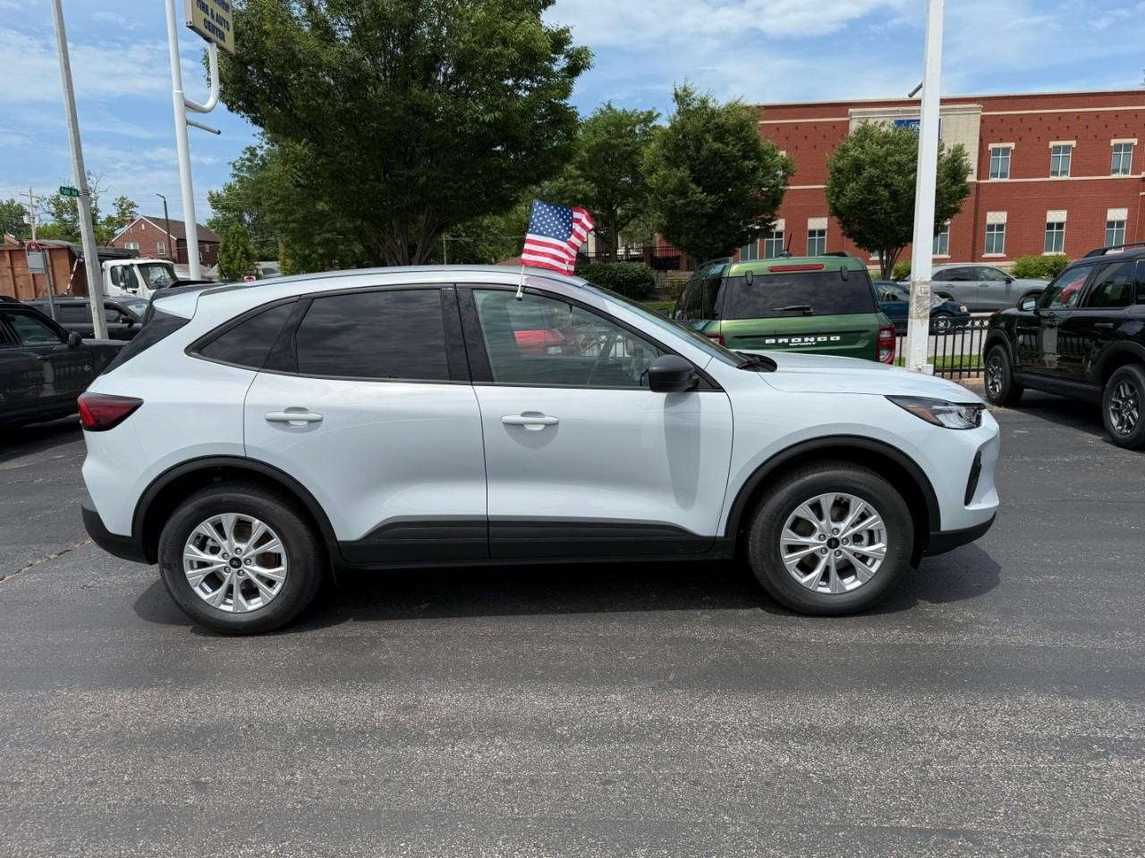 Ford Escape Vehicle Full-screen Gallery Image 02