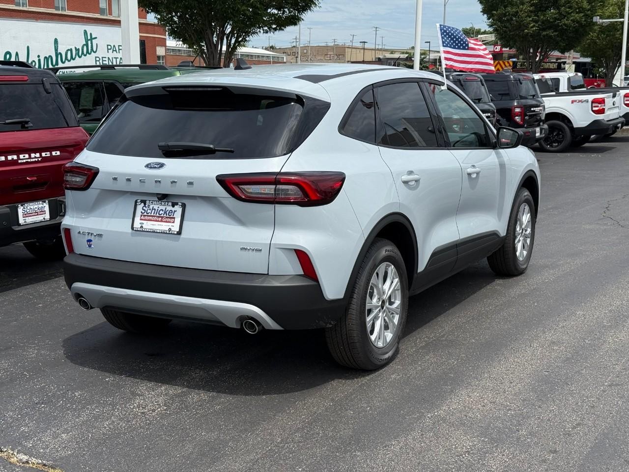 Ford Escape Vehicle Full-screen Gallery Image 03