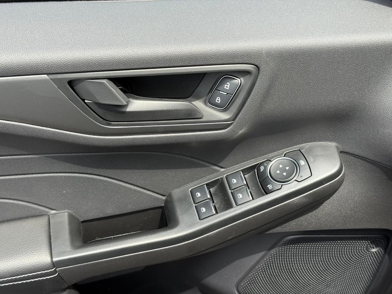 Ford Escape Vehicle Full-screen Gallery Image 10