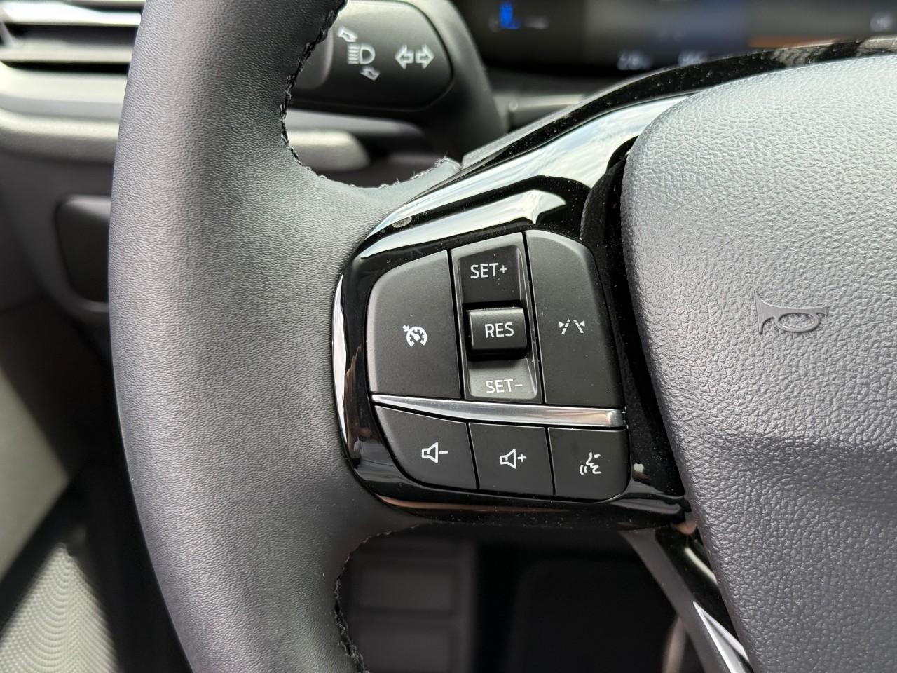 Ford Escape Vehicle Full-screen Gallery Image 15