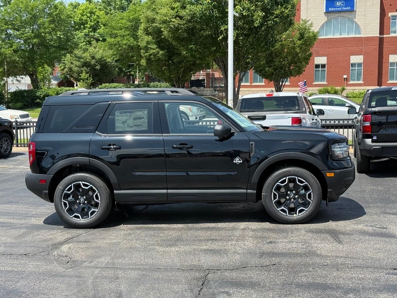 Ford Bronco Sport Vehicle Full-screen Gallery Image 02