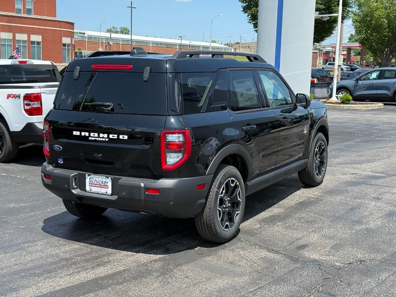 Ford Bronco Sport Vehicle Full-screen Gallery Image 03
