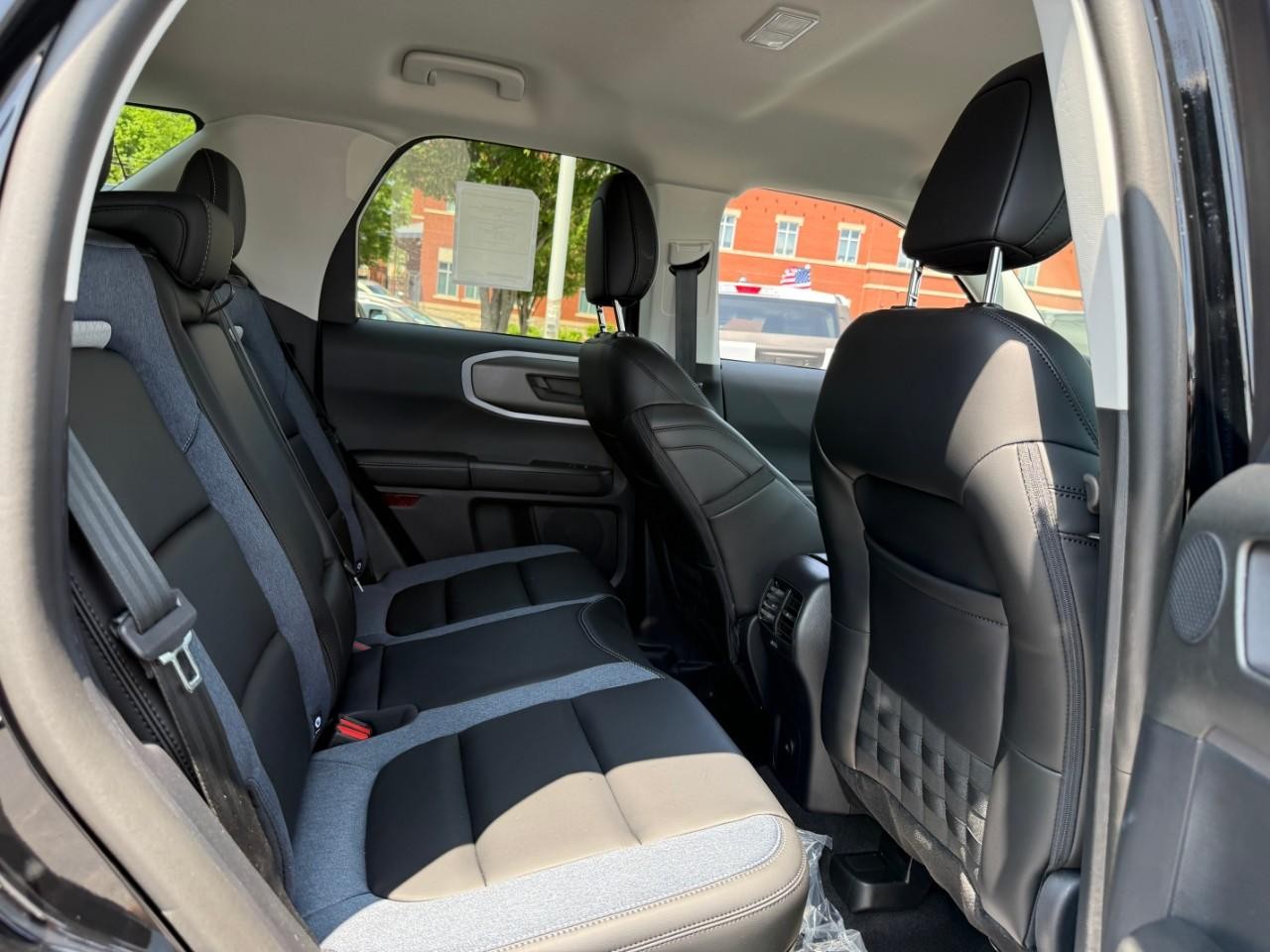 Ford Bronco Sport Vehicle Full-screen Gallery Image 05