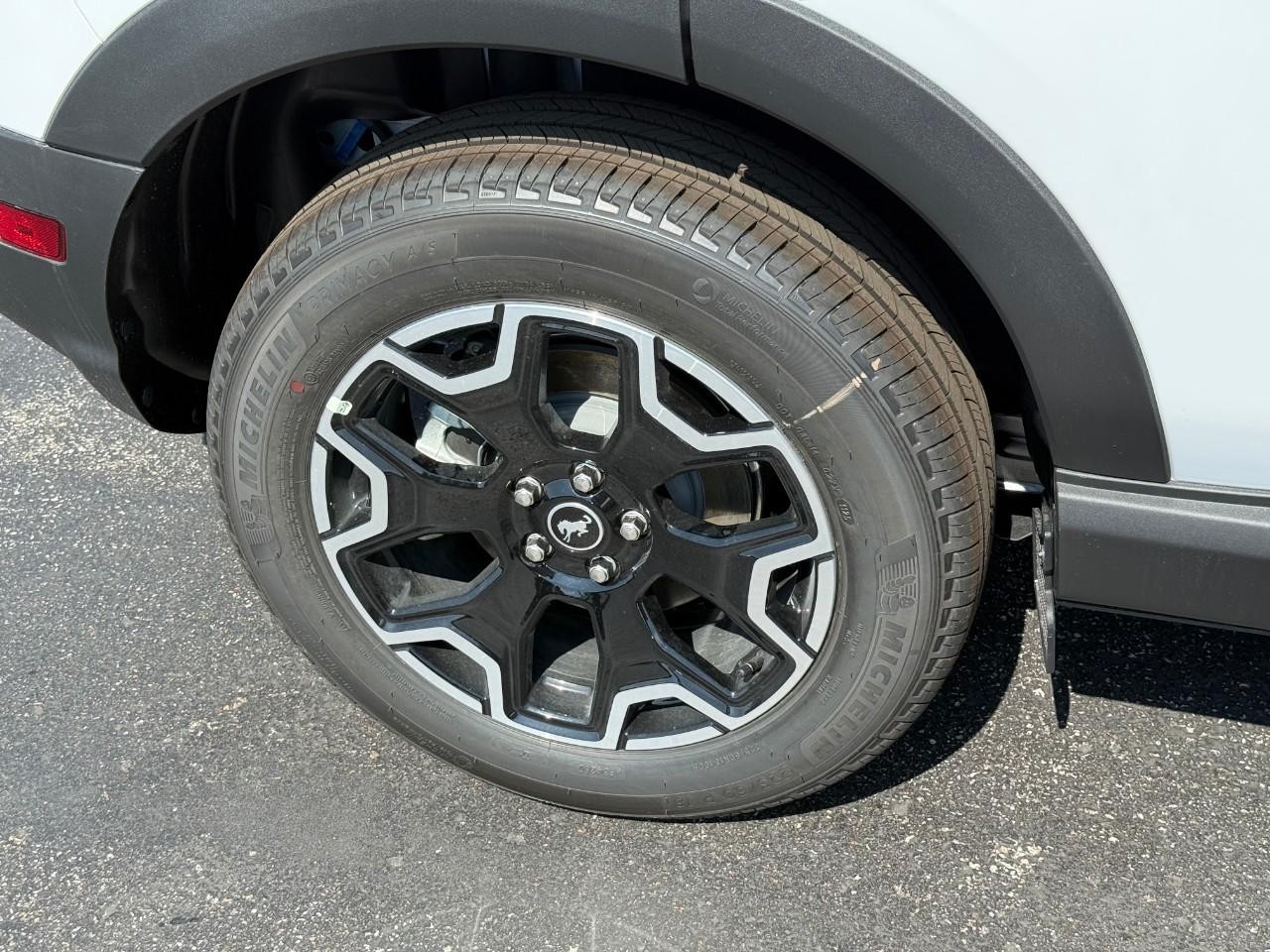 Ford Bronco Sport Vehicle Full-screen Gallery Image 04