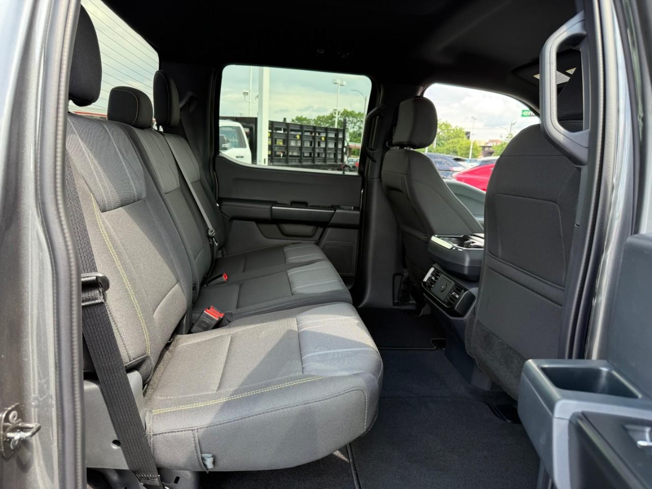 Ford F-150 Vehicle Full-screen Gallery Image 05
