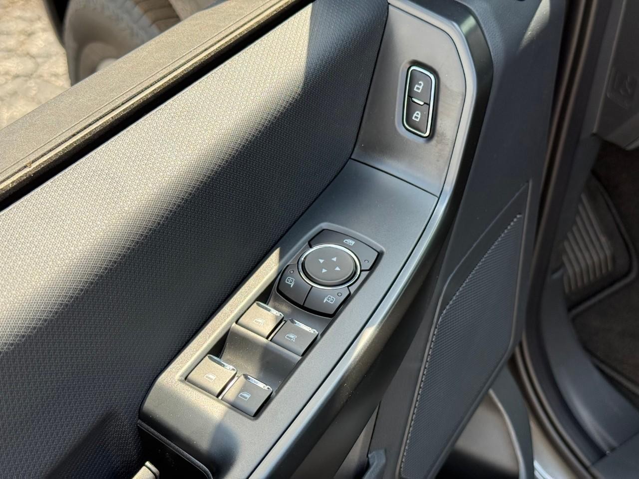 Ford F-150 Vehicle Full-screen Gallery Image 09