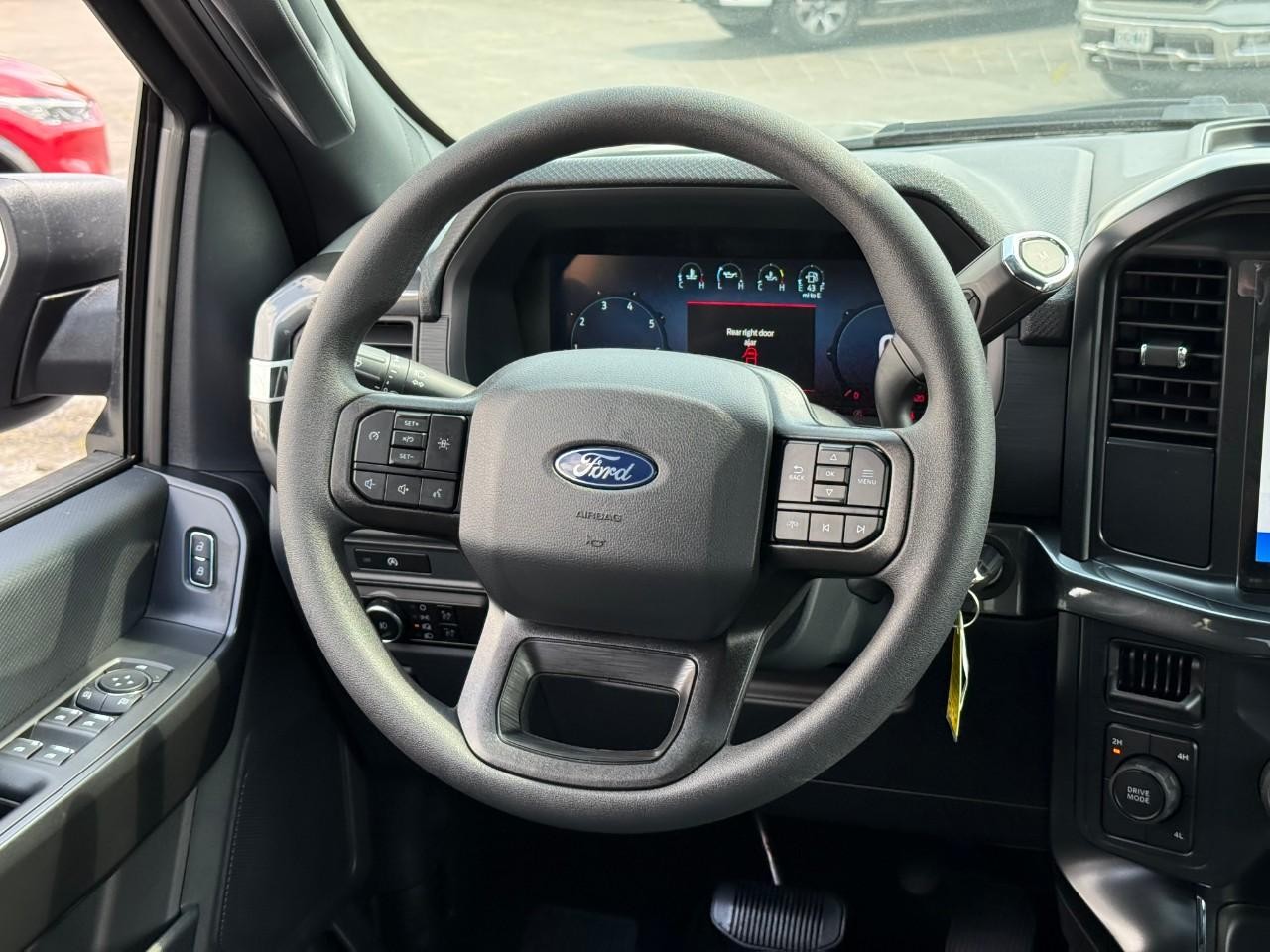 Ford F-150 Vehicle Full-screen Gallery Image 12