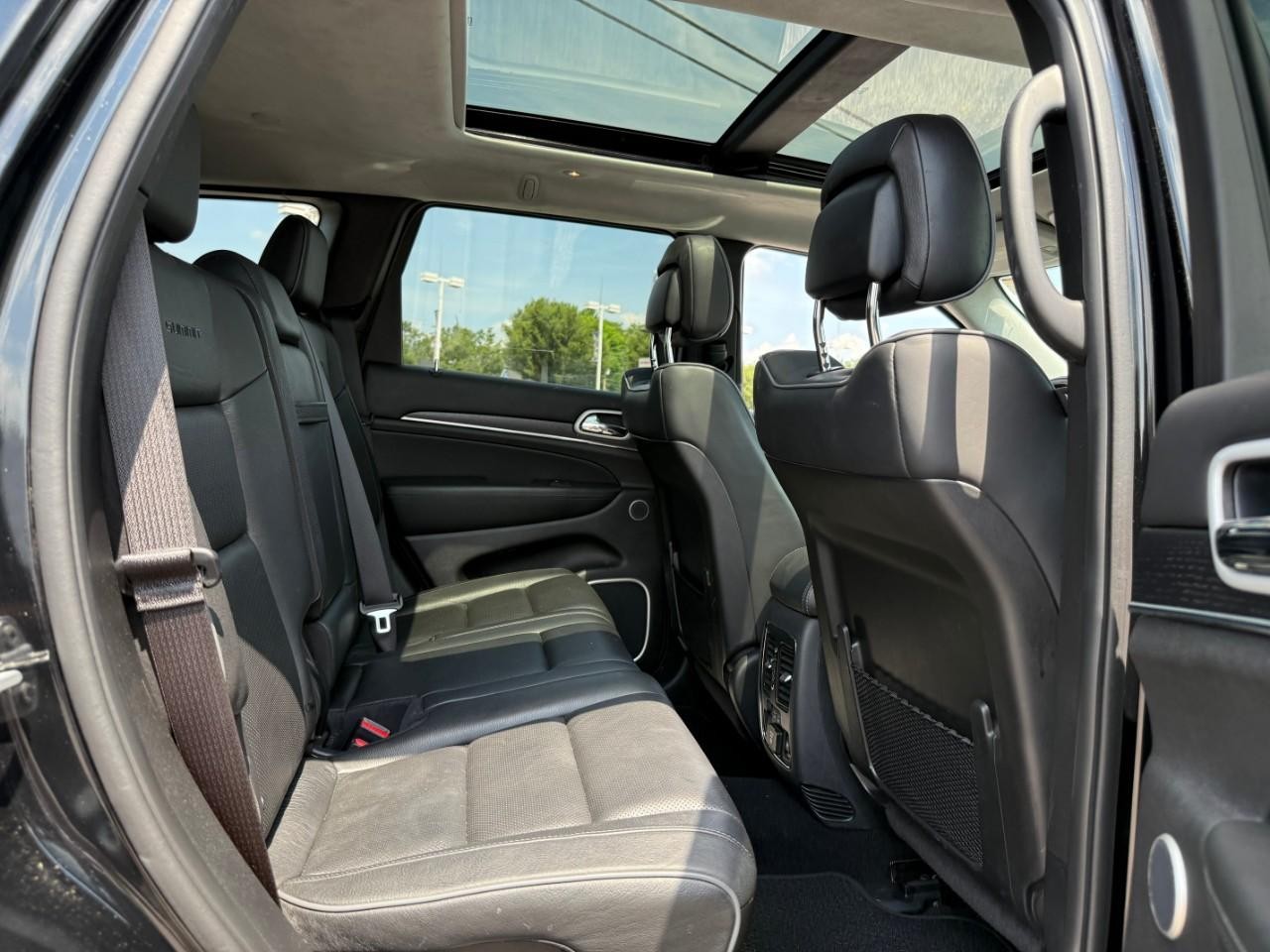 Jeep Grand Cherokee Vehicle Full-screen Gallery Image 05