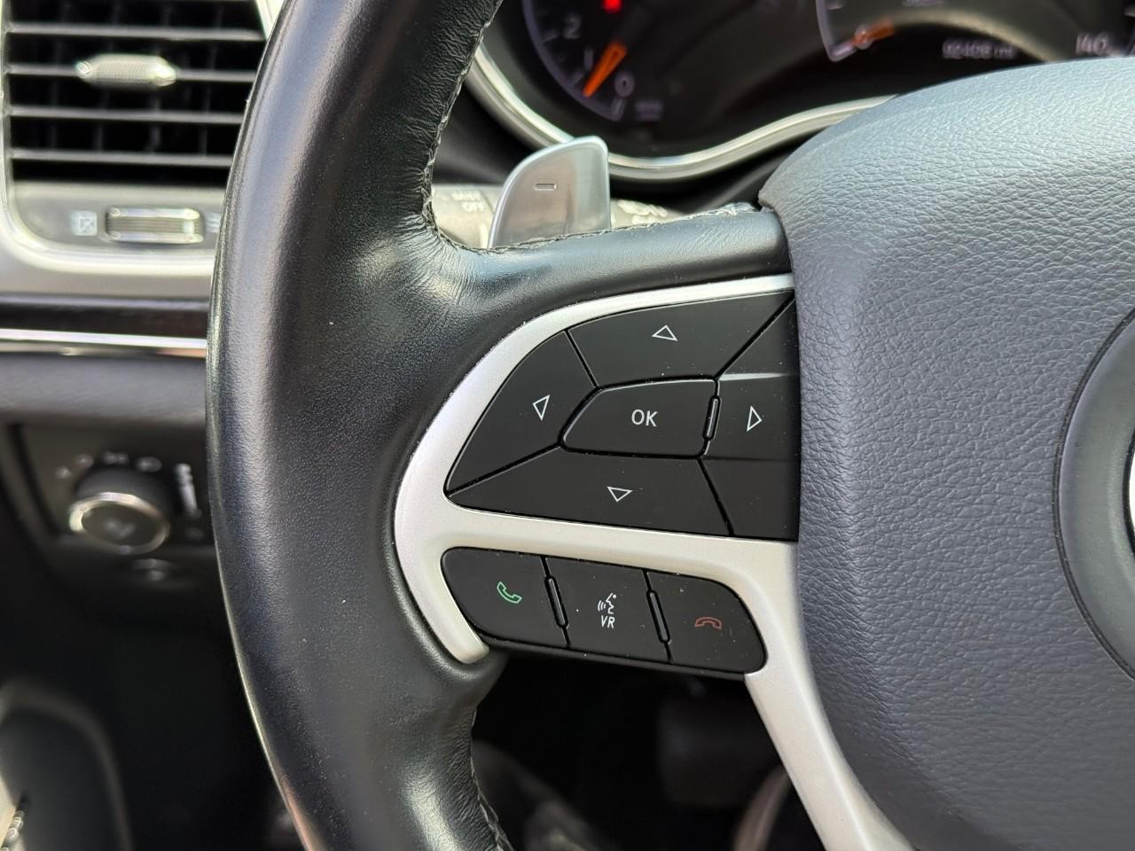 Jeep Grand Cherokee Vehicle Full-screen Gallery Image 13